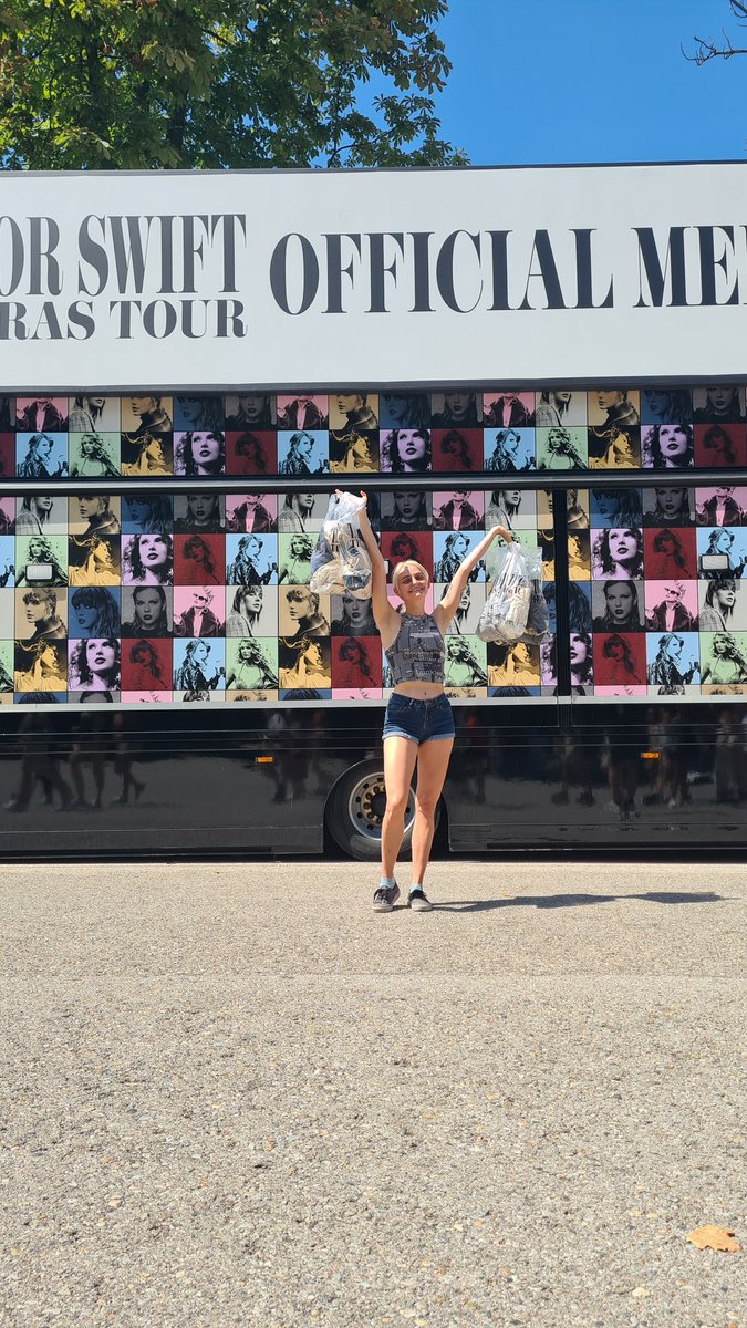 ChasingxRoses's tweet image. I spent over 600€ at the eras tour merch booth today 🤡 
But the girl said that wasn't even the biggest order today so it's fine I guess 
(Also bought merch for friends so it wasn't all for me)