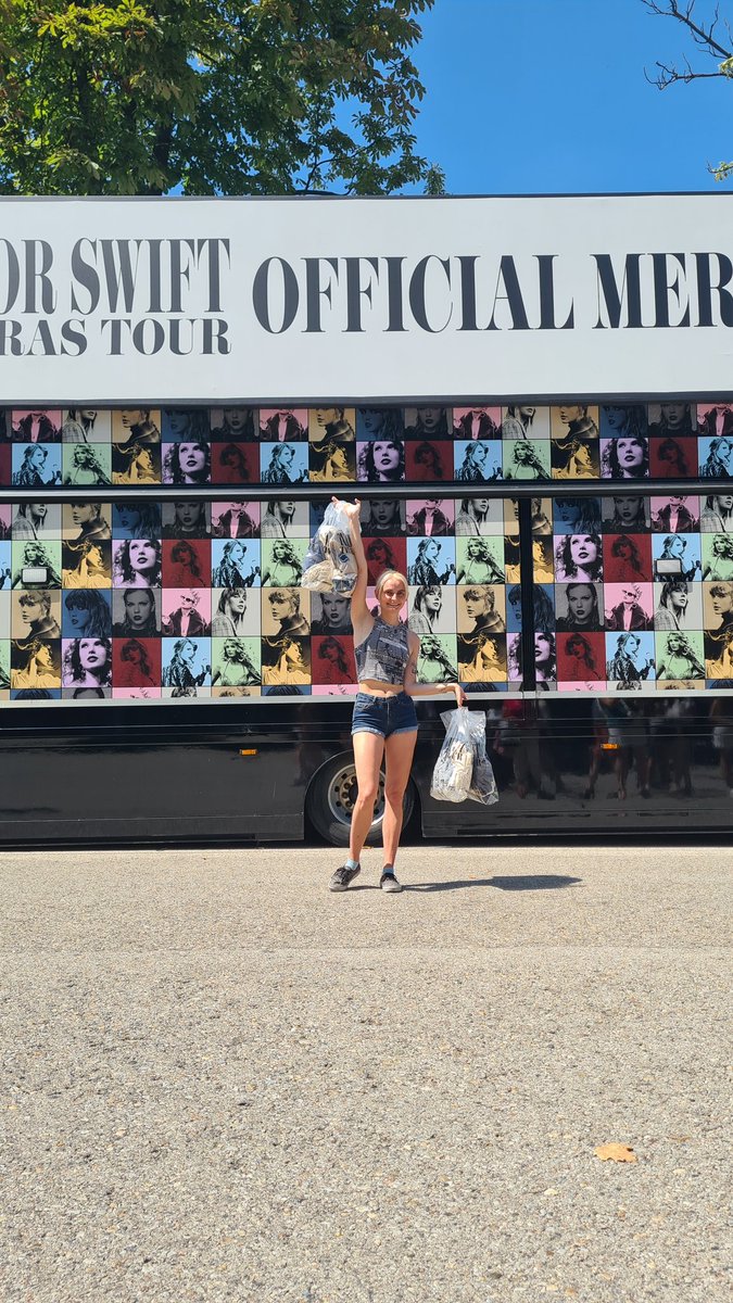 ChasingxRoses's tweet image. I spent over 600€ at the eras tour merch booth today 🤡 
But the girl said that wasn't even the biggest order today so it's fine I guess 
(Also bought merch for friends so it wasn't all for me)