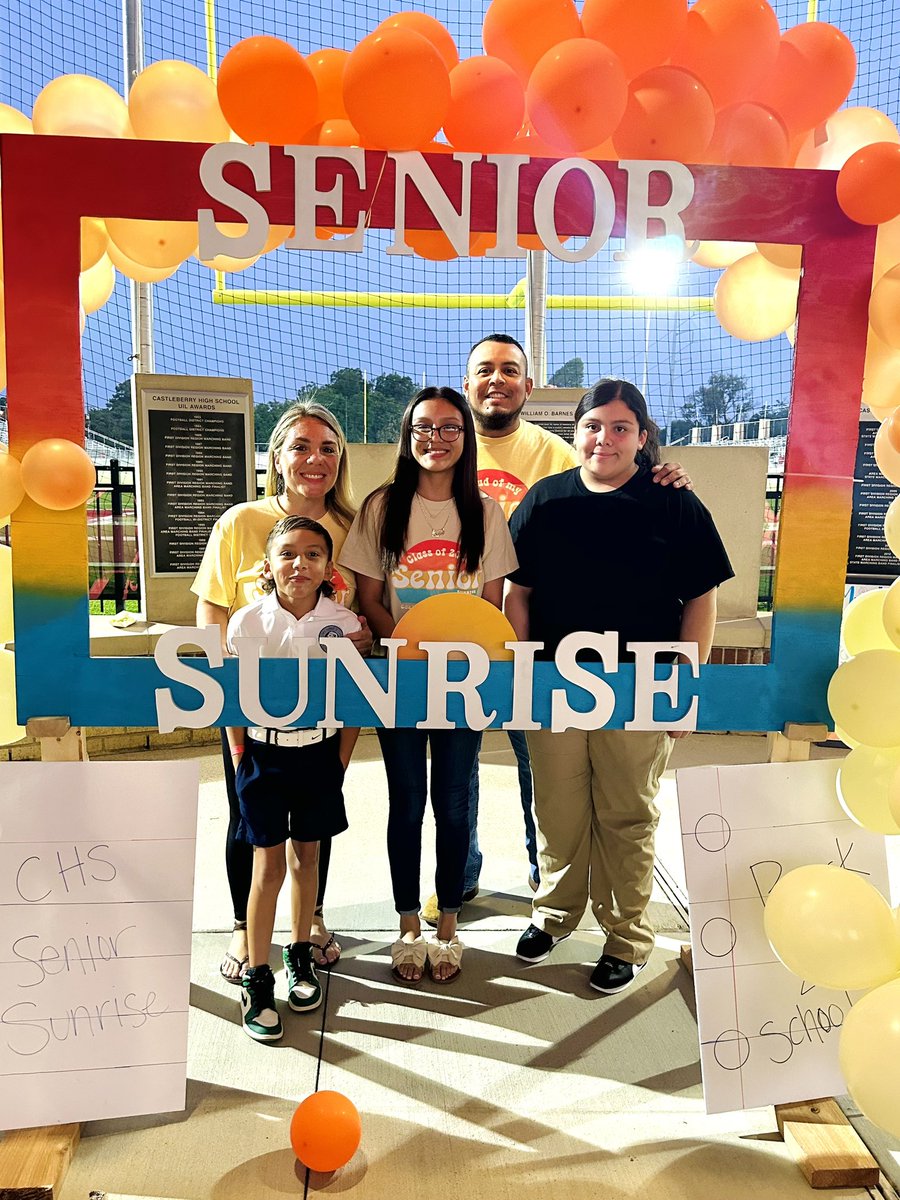 ronie_rosales's tweet photo. #SeniorSunrise for my Olivia this morning! 🌞
From PreK @ @JoyJamesCISD to now a senior @ @CastleberryHigh 🦁#WeChooseCastleberry 🍎
#CastleberryISD
Shoutout to @IMMSLions too! 🩵 https://t.co/77hx2VbXOJ