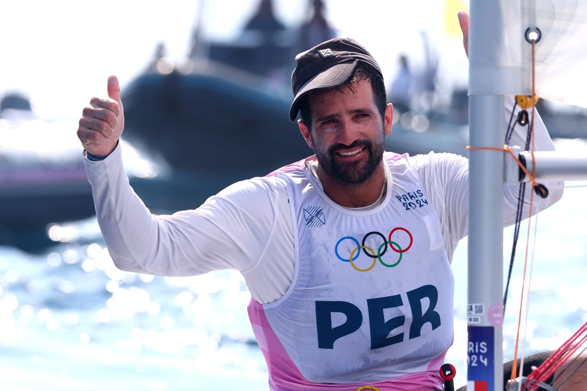 ⛵️Empezó a los 7 años
⛵️Arrancó a competir a los 8 en la clase Optimist
⛵️Lleva una foto de su abuelo en su chaleco salvavidas cada vez que compite
⛵️Fue abanderado de Perú en los Panamericanos de Lima 2019
⛵️Conquistó 🥇 en los Suramericanos 2022
⛵️Conquistó 🥇 en los