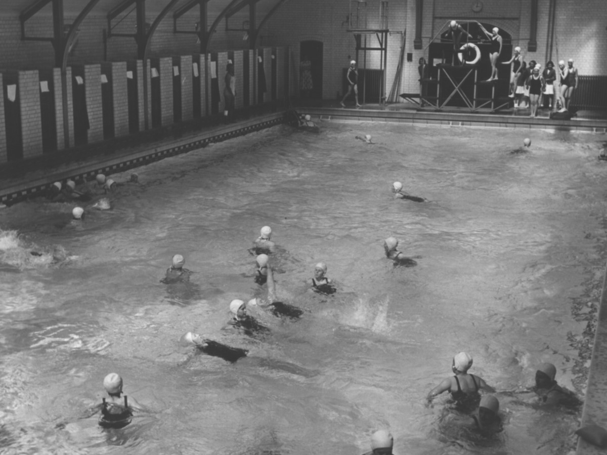 CLCArchive's tweet image. Ahead of the Women&apos;s 10km Marathon Swimming tomorrow at the @Olympics, here is a photo of a CLC #swimming lesson in 1950.
Prior to this photo during #WW2, the pool had been boarded over to create extra space for lessons after College buildings were requisitioned.
#Olympics #Sport