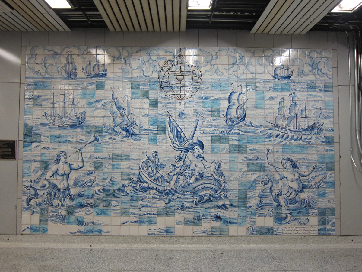 stationfixation's tweet photo. This breezy  tile mural along the far mezzanine wall at Queen's Park station was  designed by Ana Vilela, and manufactured by Viúva Lamego in Lisbon.  Installed in 2003, it celebrates the 50th anniversary of (significant)  Portuguese emigration to Canada. https://t.co/SClVof7D3K
