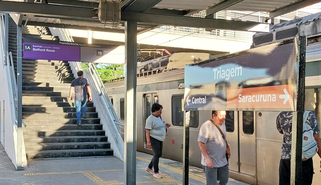 Leg0lasRJ's tweet photo. Erraram a placa da escada @SuperVia_trens . Estão invertidas aqui na estação de Triagem. Foi o estagiário que colocou? Kkkkk https://t.co/YOy1OMrmcJ