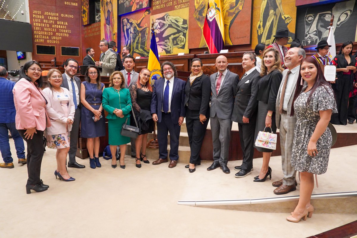 upsalesianaec's tweet photo. ✨ ¡UPS honrada con el Mérito Educativo! ✨

📜 En conmemoración del 215° aniversario del Primer Grito de Independencia, Henry Kronfle Kozhaya, presidente de la Asamblea Nacional de #Ecuador, otorgó la condecoración "Asamblea Nacional de la República del Ecuador Dr. Vicente Rocafuerte" al mérito educativo a la UPS.

💻🧑‍🏫 Este reconocimiento resalta a la UPS como un pilar en la educación superior, destacando las contribuciones de sus autoridades, docentes y estudiantes en #investigación e #innovación.

¡Felicidades a toda la comunidad UPS! 👏

#30AñosUPS #UPSEcuador 💛💙