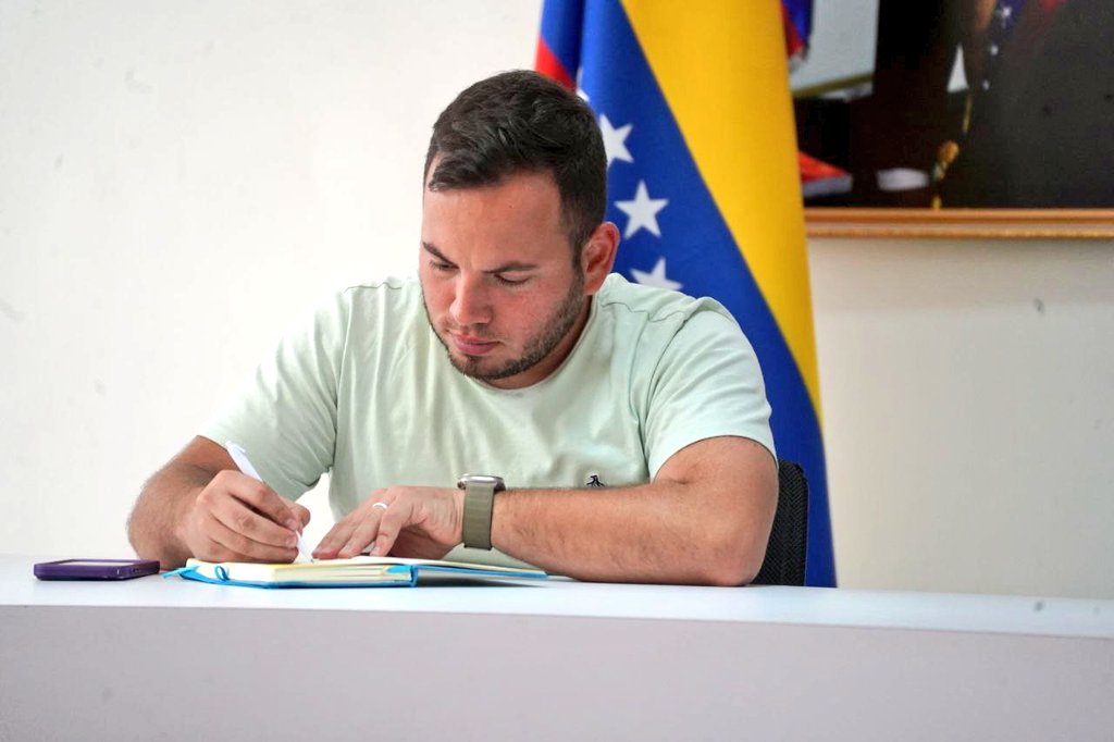 Secretaria General <a href="/Grecia_Jpsuv/">Grecia Colmenares</a> dirige reunión de la Dirección Nacional de la #JPSUV. 
Invitamos a la juventud venezolana a estar muy atentos de nuestras siguientes actividades en las que junto al Presidente <a href="/NicolasMaduro/">Nicolás Maduro</a> seguimos manteniendo la Paz del país.
#JusticiaSoberana