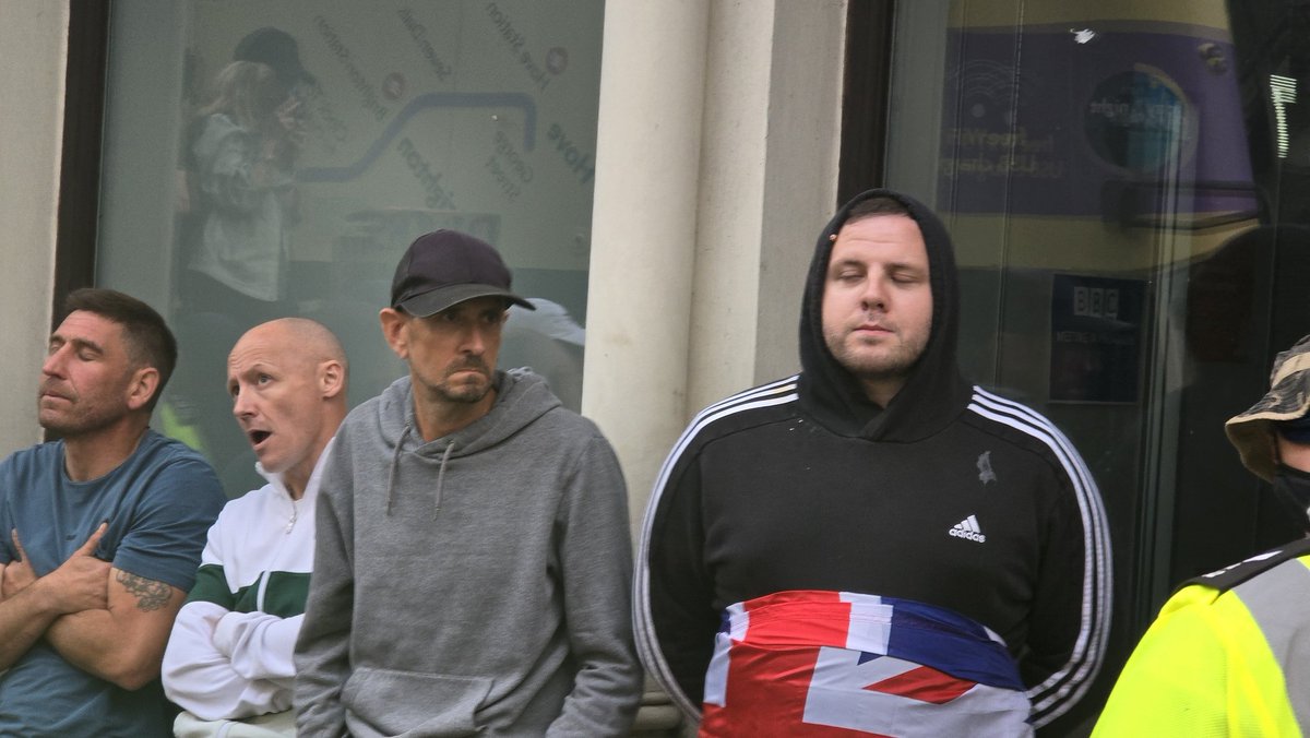 SussexIncidents's tweet photo. Just slightly outnumbered in #Brighton https://t.co/gI12jz5JvO