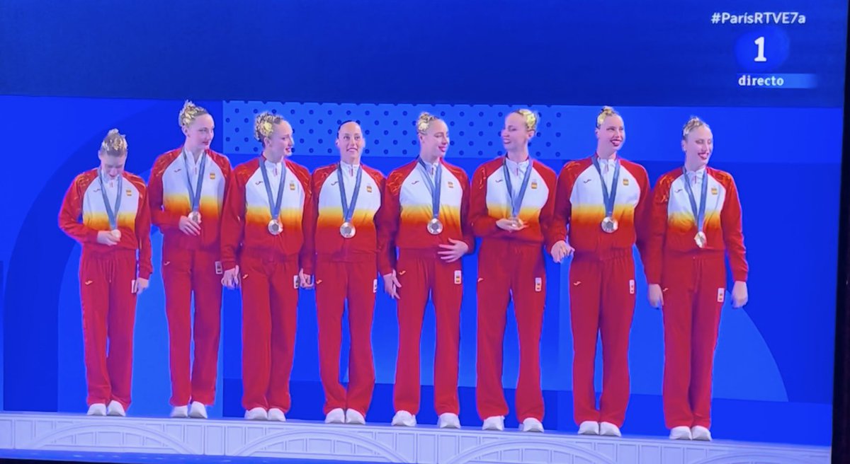 No hemos podido ni pestañear viendo la brillante actuación de nuestras chicas  de artistica. Felicidades por esa medalla de bronce, a seguir brillando!!! Y un guiño especial para Blanca Toledano que también forma parte de la familia EIC M-86