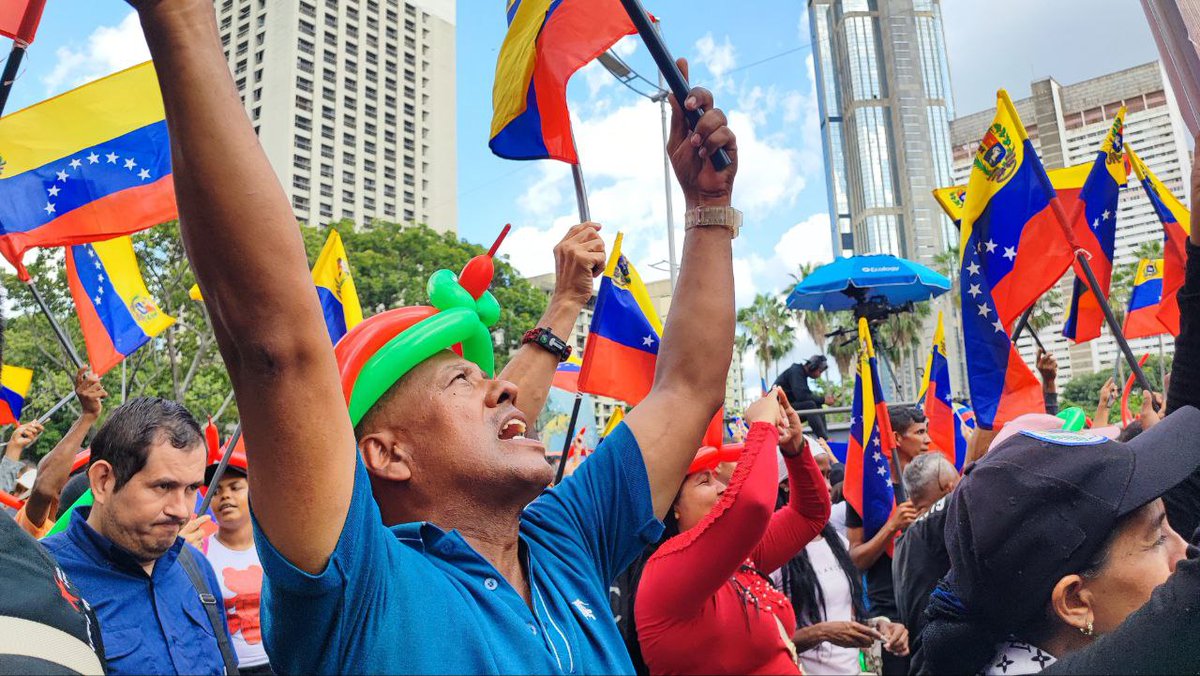 MinTrabajoVE's tweet photo. #07Ago || Desde la Sede del ministerio @MinagrourbanaV Campesinos, Productores, Agricultores Urbanos y Pescadores marchan a favor de la Paz y en respaldo del Presidente @NicolasMaduro 

#JusticiaSoberana 

@AlexisJCorredor https://t.co/RyCvuaf1ng