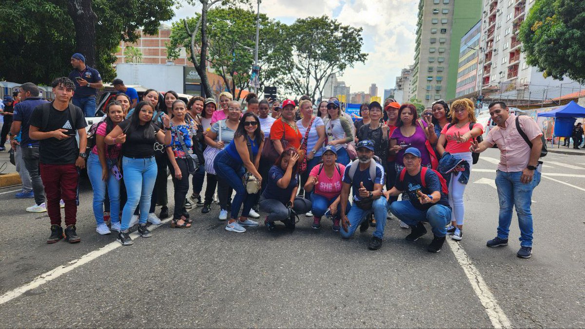 MinTrabajoVE's tweet photo. #07Ago || Desde la Sede del ministerio @MinagrourbanaV Campesinos, Productores, Agricultores Urbanos y Pescadores marchan a favor de la Paz y en respaldo del Presidente @NicolasMaduro 

#JusticiaSoberana 

@AlexisJCorredor https://t.co/RyCvuaf1ng