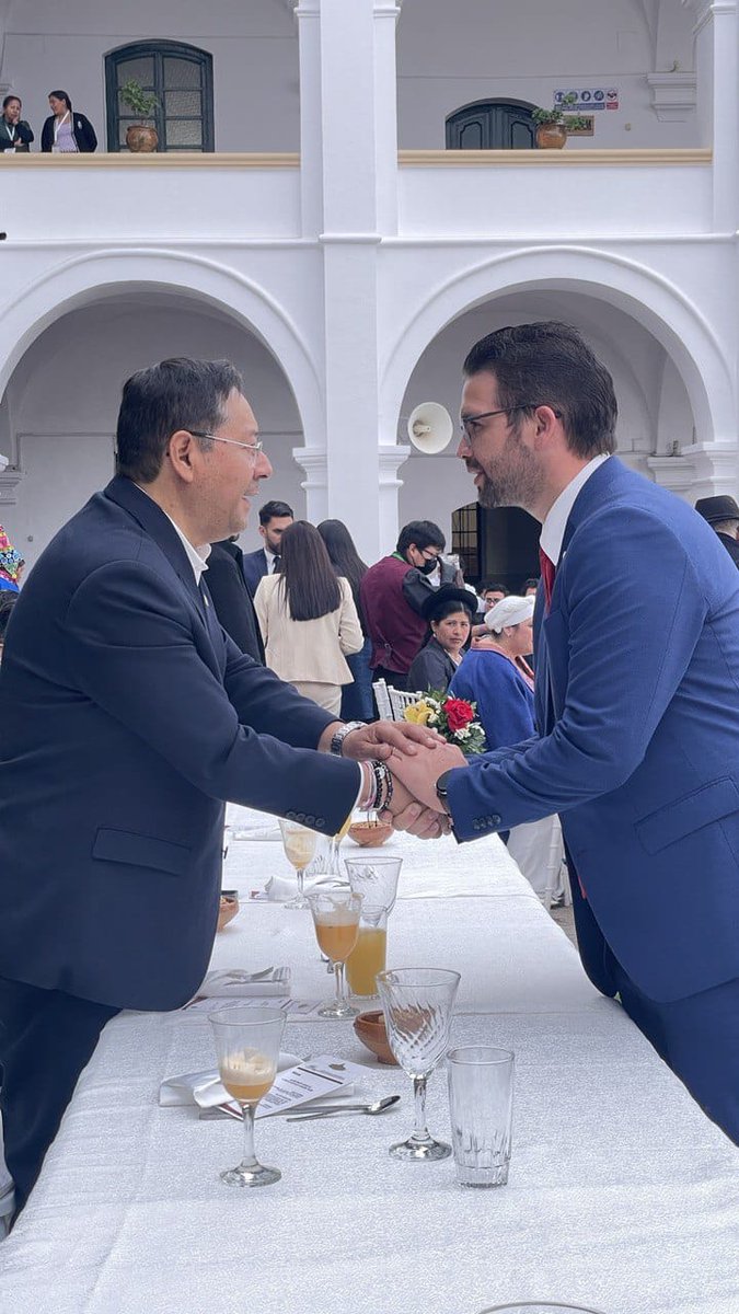 🇻🇪🤝🏼🇧🇴 Embajador de Venezuela en Bolivia <a href="/soyCesarTrompiz/">CesarTrompiz</a> saluda al Presidente Luis Arce Catacora con la finalidad de ratificar los lazos históricos de ambos pueblos en el marco de la celebración de los 199 años de la independencia de Bolivia. <a href="/NicolasMaduro/">Nicolás Maduro</a> <a href="/yvangil/">Yvan Gil</a>