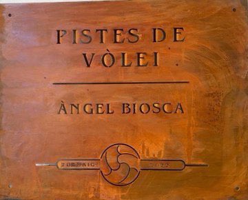 Àngel, ja en fa 11, però el teu llegat al Claver #JELleida segueix ben viu, continuant assolint noves fites, des del treball, el compromís, el respecte i la senzillesa que ens vas mostrar <a href="/JesuitesEdu/">Jesuïtes Educació</a> <a href="/BalafiaVolei/">Balàfia Vòlei Lleida 🏐🍐</a> <a href="/cecell_lleida/">CECELL LLEIDA</a> (foto equip 1989, Placa homenatge Col·legi Claver)