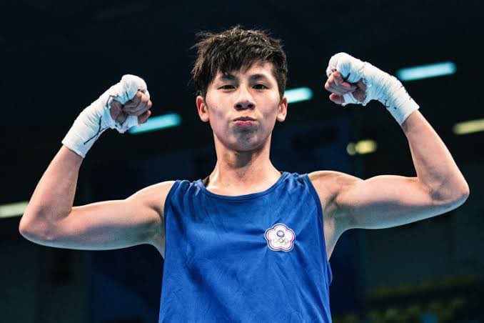 politicturk's tweet photo. Milli Boksörümüz Esra Yıldız Kahraman kadınlar kategorisinde bir ERKEĞE yenilerek olimpiyatlarda bronz 🥉 madalya aldı. 

#GOLD #Paris2024 #Boxing https://t.co/VYIzXRexOL