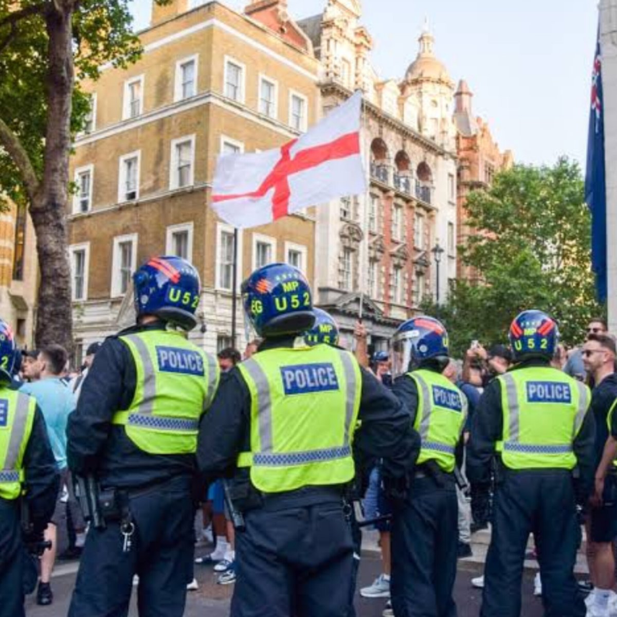 shorts_91's tweet photo. Far-right protests largely fizzled out tonight as counter-demonstrators took to the streets in force. In Bristol, Walthamstow, and beyond, the anti-racist message dominated.
Read more on https://t.co/uR9r1A2V79
#UKProtests #CounterProtests #NoToRacism https://t.co/E4GmCXcm0y
