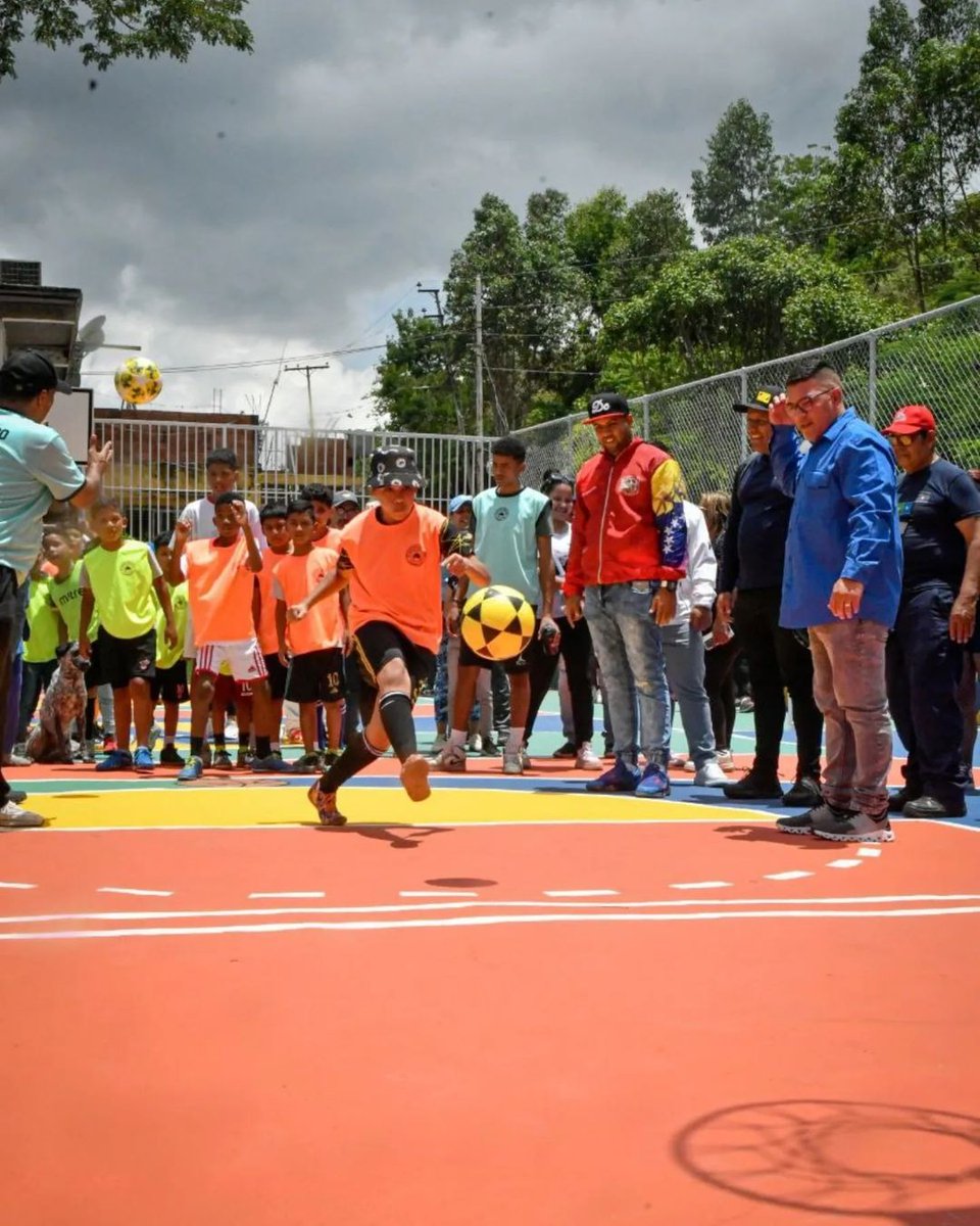 #EnFotos 📷 || Entregan cancha deportiva totalmente rehabilitada, una chacha de bolas criollas y un tramo de la vialidad asfaltado, en las Terrazas de UD2, en la parroquia Caricuao 

#JusticiaSoberana #7Ago
#VenezuelaHaceJusticia