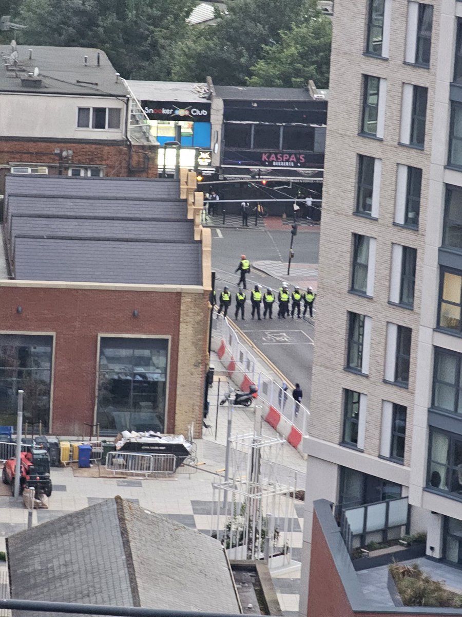 EvaGocheva's tweet photo. Meanwhile, in Croydon https://t.co/GTRxujF4qv