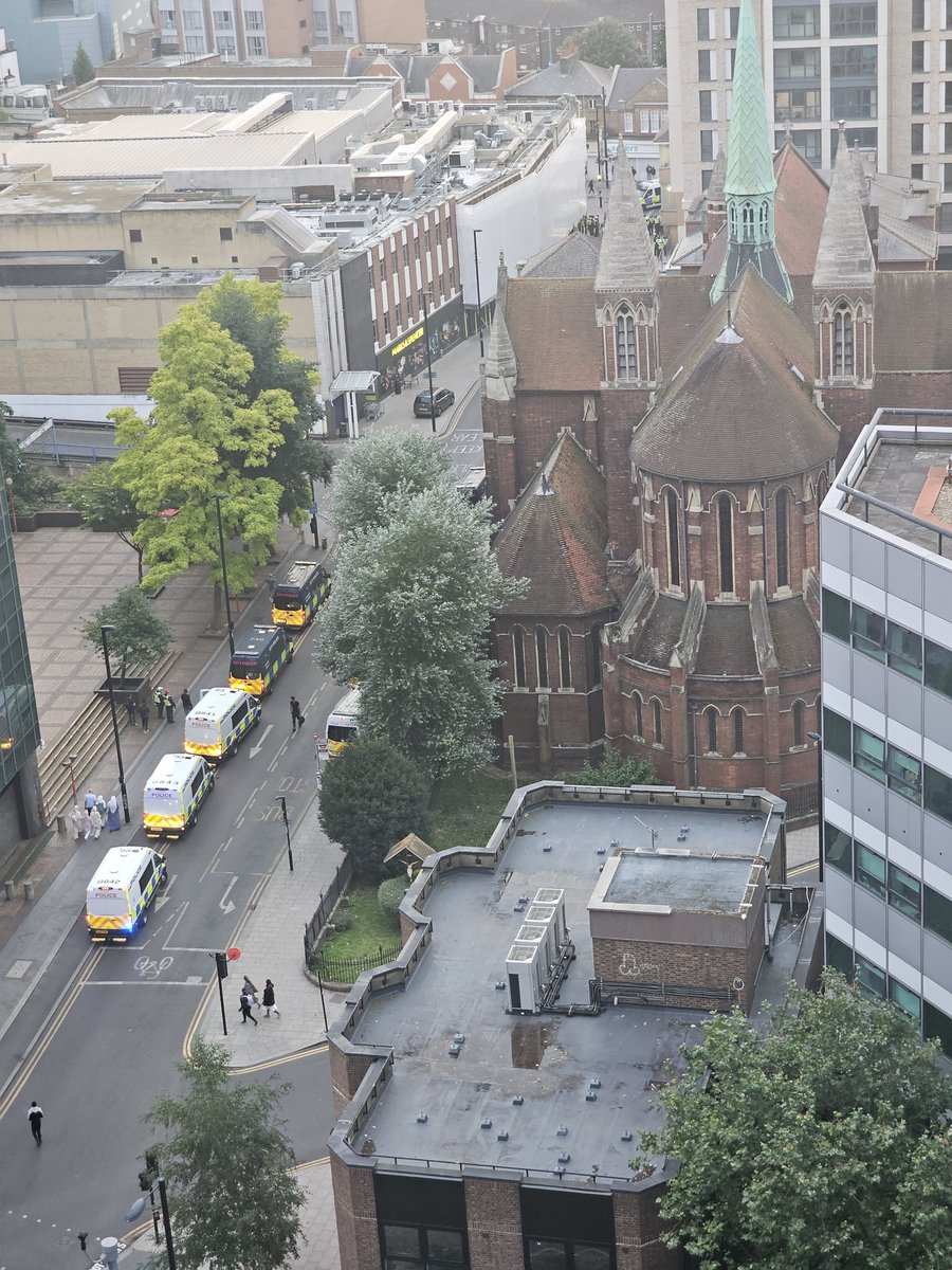 EvaGocheva's tweet photo. Meanwhile, in Croydon https://t.co/GTRxujF4qv