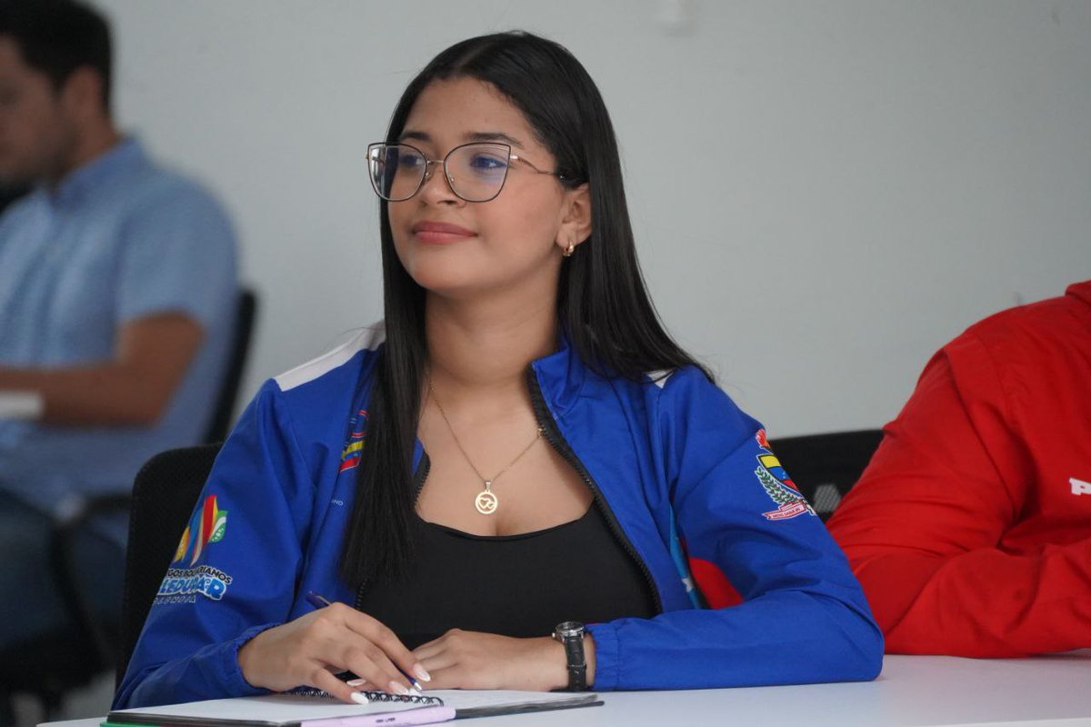 Durante la reunión con la Dirección Nacional de la #JPSUV, nuestra Secretaria General <a href="/Grecia_Jpsuv/">Grecia Colmenares</a> también transmitió las felicitaciones a todas las estructuras del partido en el país, por la gran movilización de la Juventud con el Presidente <a href="/NicolasMaduro/">Nicolás Maduro</a>.

#JusticiaSoberana