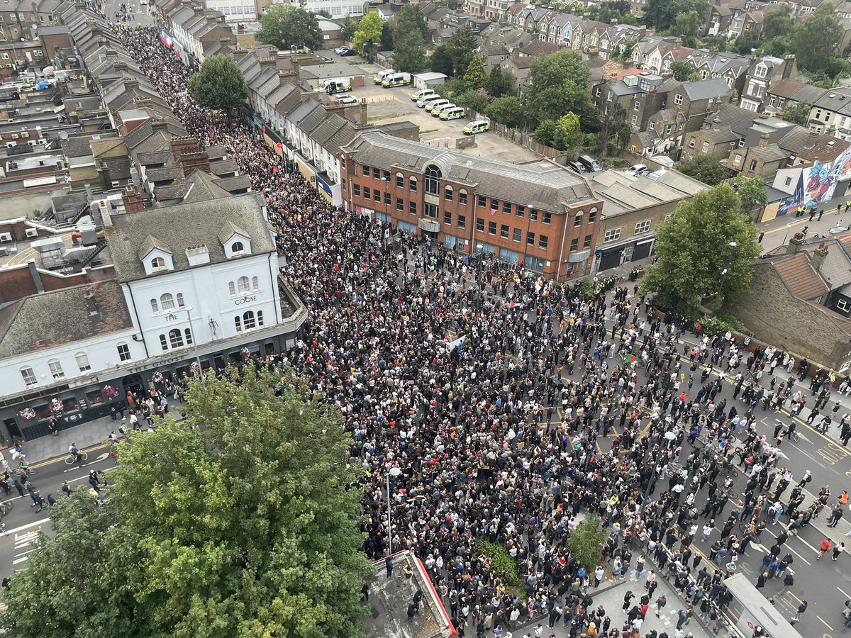 Proud to see neighbours across East London staying true to our values &amp; showing the far-right that they are not welcome here.

The counter-protests in Walthamstow &amp; across the country tonight have been incredibly moving to see.

📸 Walthamstow 👇