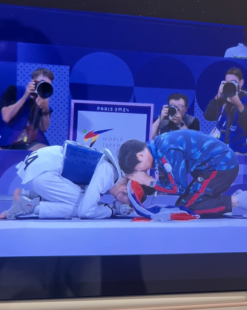 namtarnpich's tweet photo. เก่งที่สุดเลยยยย 🇹🇭🏅🥰🎂 สุขสันต์วันเกิดน้องเทนนิสด้วยน้า~  #เทควันโด https://t.co/LpWOwD07vf