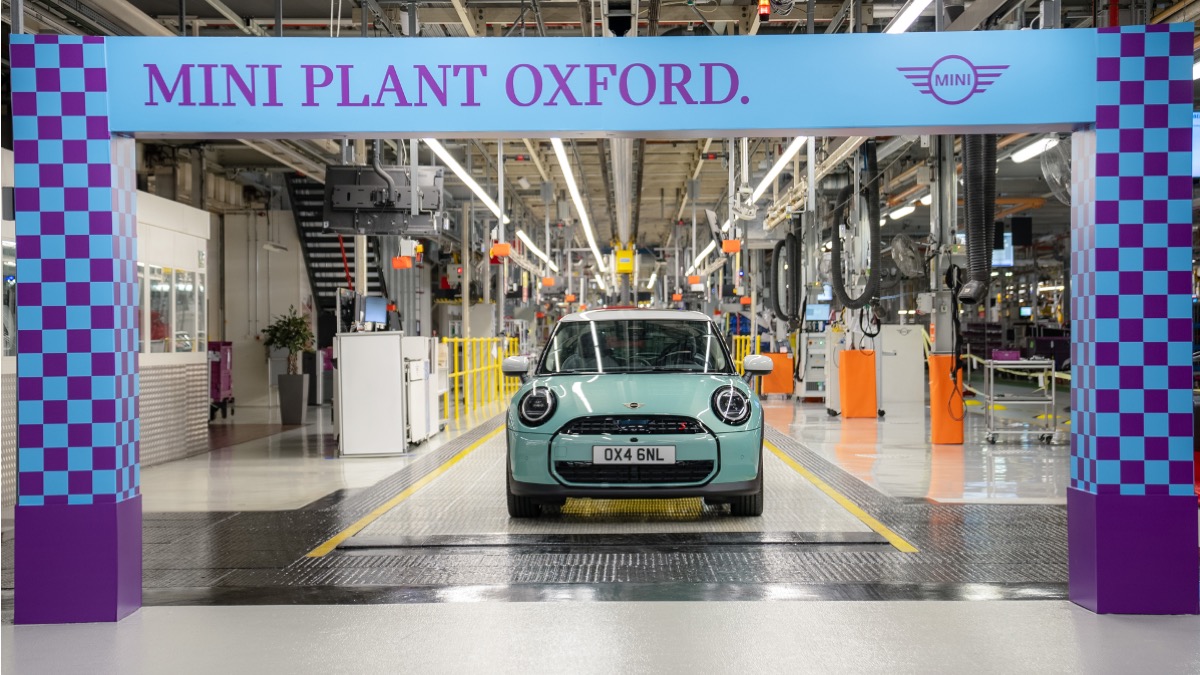 MINImexico's tweet photo. Hace más de 20 años, BMW Group adaptó el Mini Clásico para el siglo XXI. 🚗✨​
​
▶️Descubre 5 #MINIFacts sobre el regreso al mercado de MINI: https://t.co/V7Ipb7kQ0r
​
#MINI65Años #BIGLOVE #MINIMexico https://t.co/AIDrougAsJ