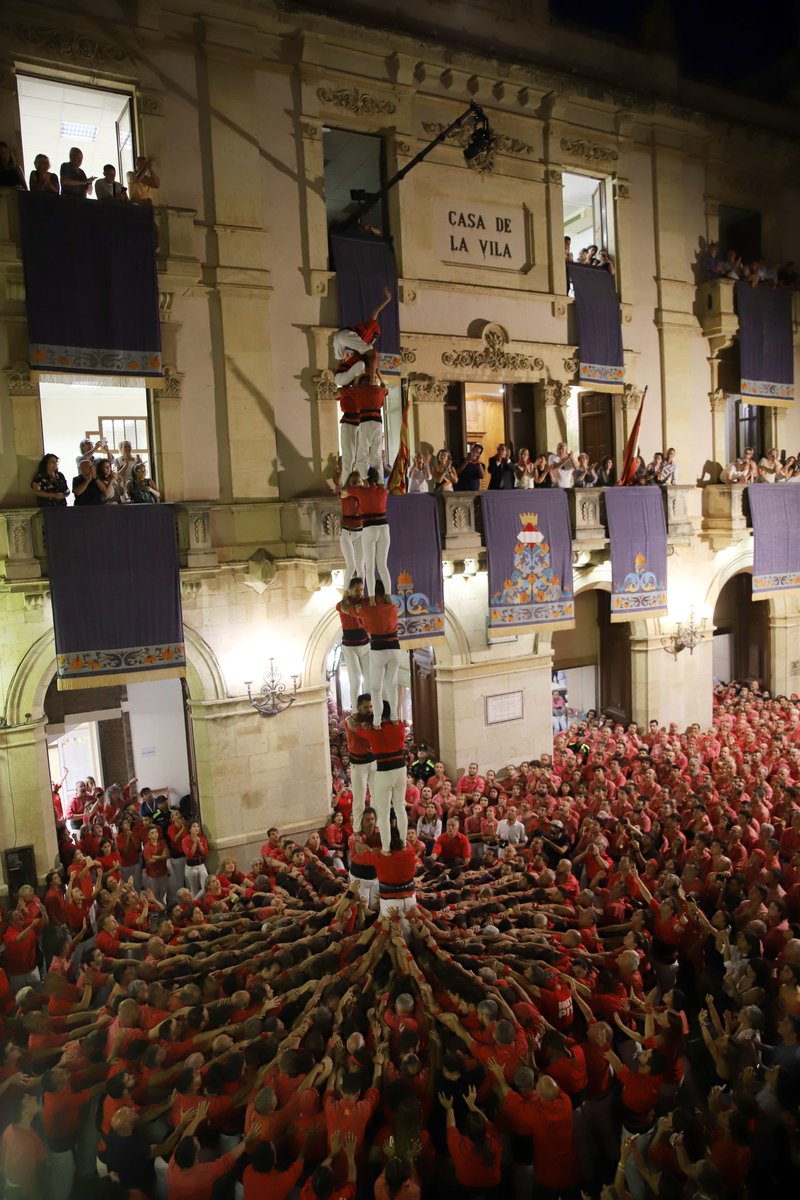 JovesValls's tweet photo. I a la tercera ronda de @firagost, descarreguem el primer 2 de 8 sense folre de la temporada!

📸 Roser Giner 

#castells #castellers #castelleres https://t.co/p7Ph7gx9kZ