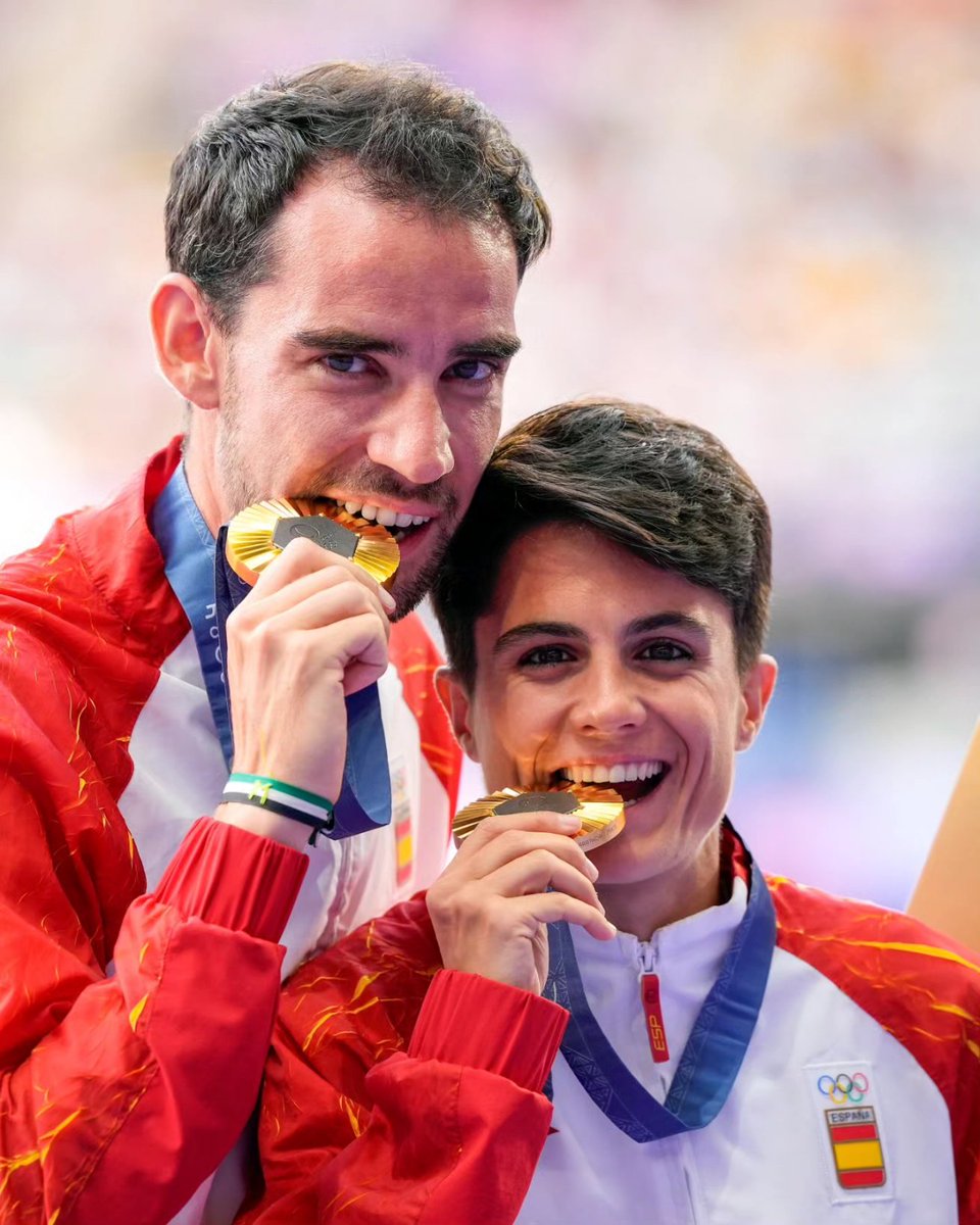 garciaperezmari's tweet photo. QUE SOMOS CAMPEONES OLÍMPICOS! 🥇🥇 @Alvaroatletismo Conseguir esta medalla sólo podía mejorarse si se compartía con un amigo... Y qué felicidad! Esto es de mucha gente, no sólo de los que estuvimos en el asfalto 🙌 

Cumplimos nuestra promesa: descorchamos el champán en París 🍾 https://t.co/xi7VVTgPdR