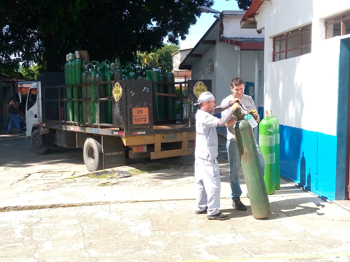 Hspital_SS's tweet photo. #07Ag.//Se recibe y distribuye el suministro de cilindros de oxígeno medicinal a los diferentes servicios correspondientes, gracias a la continuidad de las políticas de fortalecer la salud para el pueblo de nuestro Pdte. @NicolasMaduro @Soykarinacarpio @DraShirleySalud https://t.co/ykNaLYP3wc