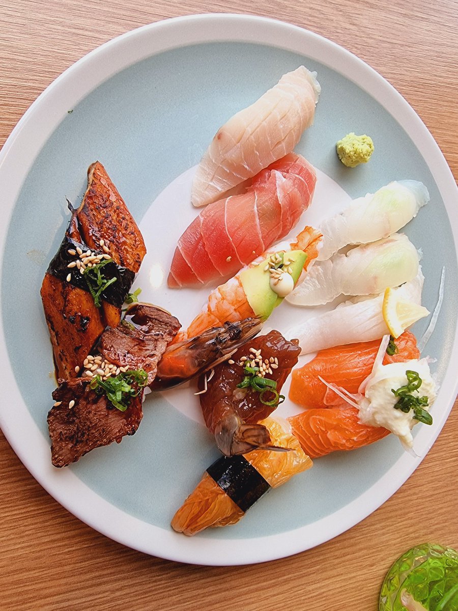 steven7075's tweet photo. 나..나도 이제..! 게시글 잘올려서...! 홍보 할거야ㅑ! 맛난 초밥!  토끼는 초밥을 먹으면 차가워서 배가 으슬으슬해 https://t.co/0m05I1osK1