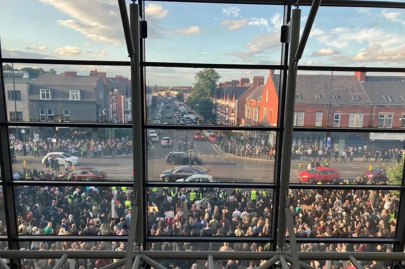 Incredible scenes of unity in Newcastle as thousands gather to show solidarity following days of violent disorder across the country. Just wow 

chroniclelive.co.uk/news/north-eas…