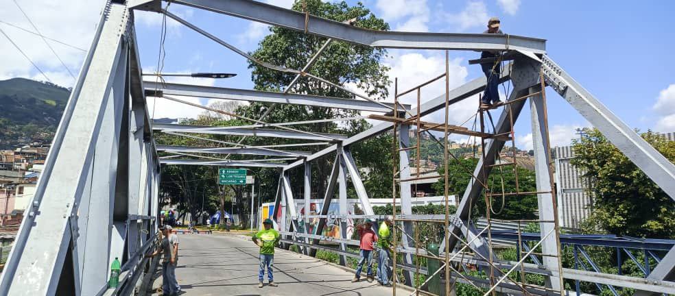 2/2 Cabe destacar que, la fuerza laboral se mantiene activa ejecutando labores de sustitución de vigas inferiores y superiores, así como la reparación de las juntas de dilatación, para proceder a realizar escarificación y nivelación de la carpeta de rodamiento, además de pintura