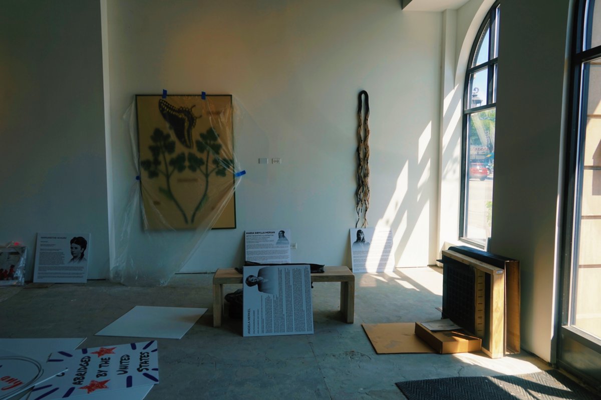 🚨✨ Sneak Peek Alert! ✨🚨

We‘re beyond excited to share a behind-the-scenes look at the installation of our upcoming “Power Frauen” art exhibition! 💪👩‍🎨 Our dedicated team is hard at work, preparing to showcase the talents of women artists from the Chicago area! 

#powerfrauen