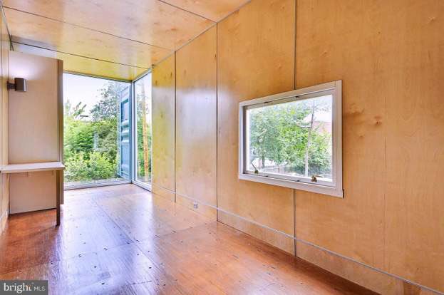 farajidotAI's tweet image. #containerhouse fans: the Brookland container building next to CAU is up for grabs at 4mil. 24 beds/24 baths. Are you a buyer at that price? Why or why not?