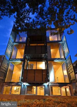 farajidotAI's tweet image. #containerhouse fans: the Brookland container building next to CAU is up for grabs at 4mil. 24 beds/24 baths. Are you a buyer at that price? Why or why not?