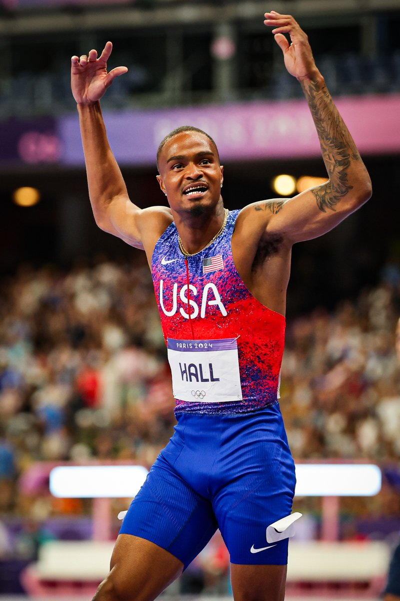 WorldAthletics's tweet photo. Men's 400m podium 🤯

🥇 43.40 @QuincyHall400 🇺🇸 
🥈 43.44 @mattonthefloor 🇬🇧 
🥉 43.74 @MuzalaSamukonga 🇿🇲 

#Paris2024 #OlympicGames https://t.co/Dtr9RxbnmB