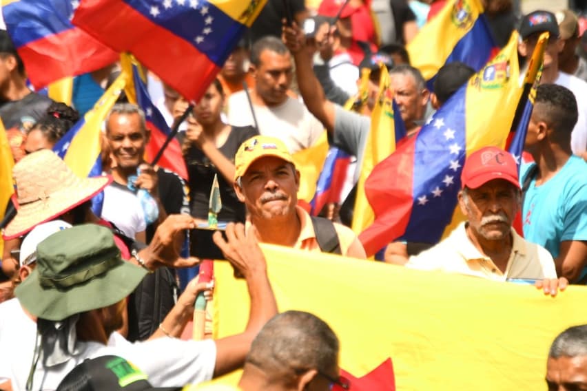 viceproduccion's tweet photo. Los Agricultores urbanos, productores campesinos y pescadores del país realizan una  concentración por la paz y en defensa de la victoria del presidente @NicolasMaduro, quien resultó ganador el pasado 28J contundentemente.

¡El pueblo de Venezuela quiere Paz!

#ProducirEsVencer https://t.co/Y9wiN6ooYo
