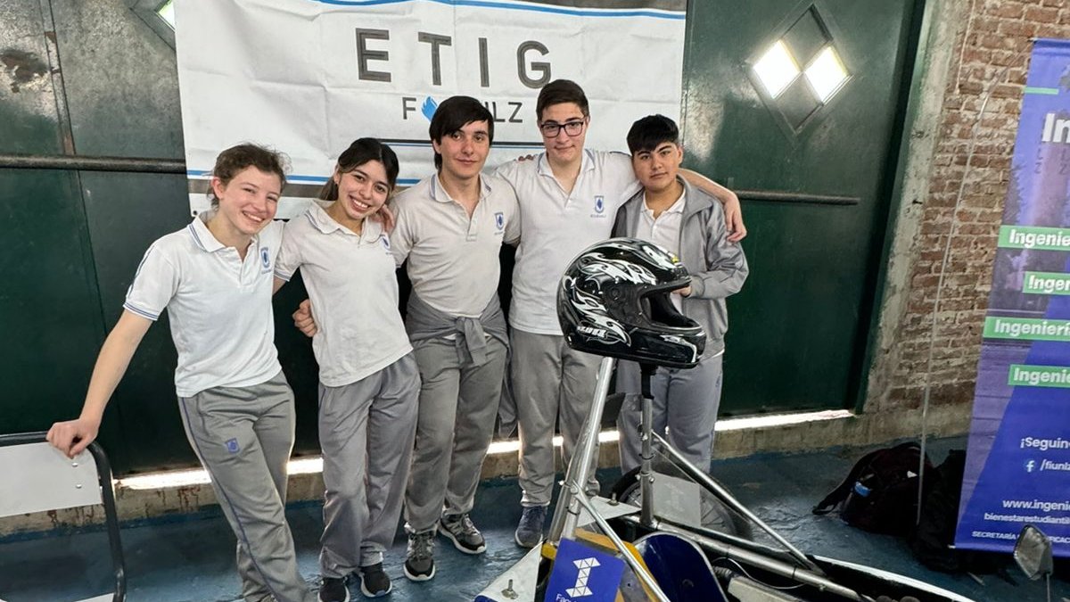fiunlz's tweet photo. La semana pasada se realizó la Feria de Educación, Arte, Ciencia y Tecnología en el Instituto San Bonifacio donde los estudiantes de nuestra Escuela Tecnológica Ing. Carlos Giúdici tuvieron la oportunidad de presentar el proyecto del auto. 🏎️🔋 https://t.co/eaeafm2oog