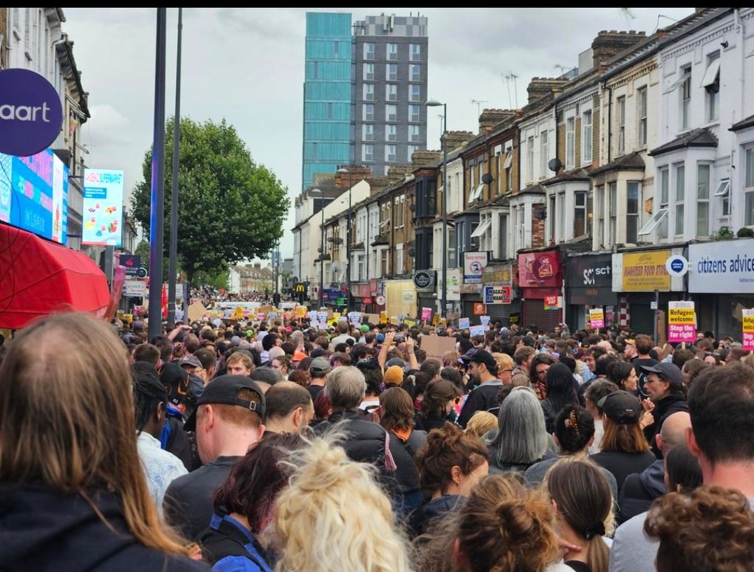 Love how tonight has gone from being about the expectation of more riots to being about thousands of people all over the country telling Fascists numbskulls to fuck the fuck off.
#FaragesRiots