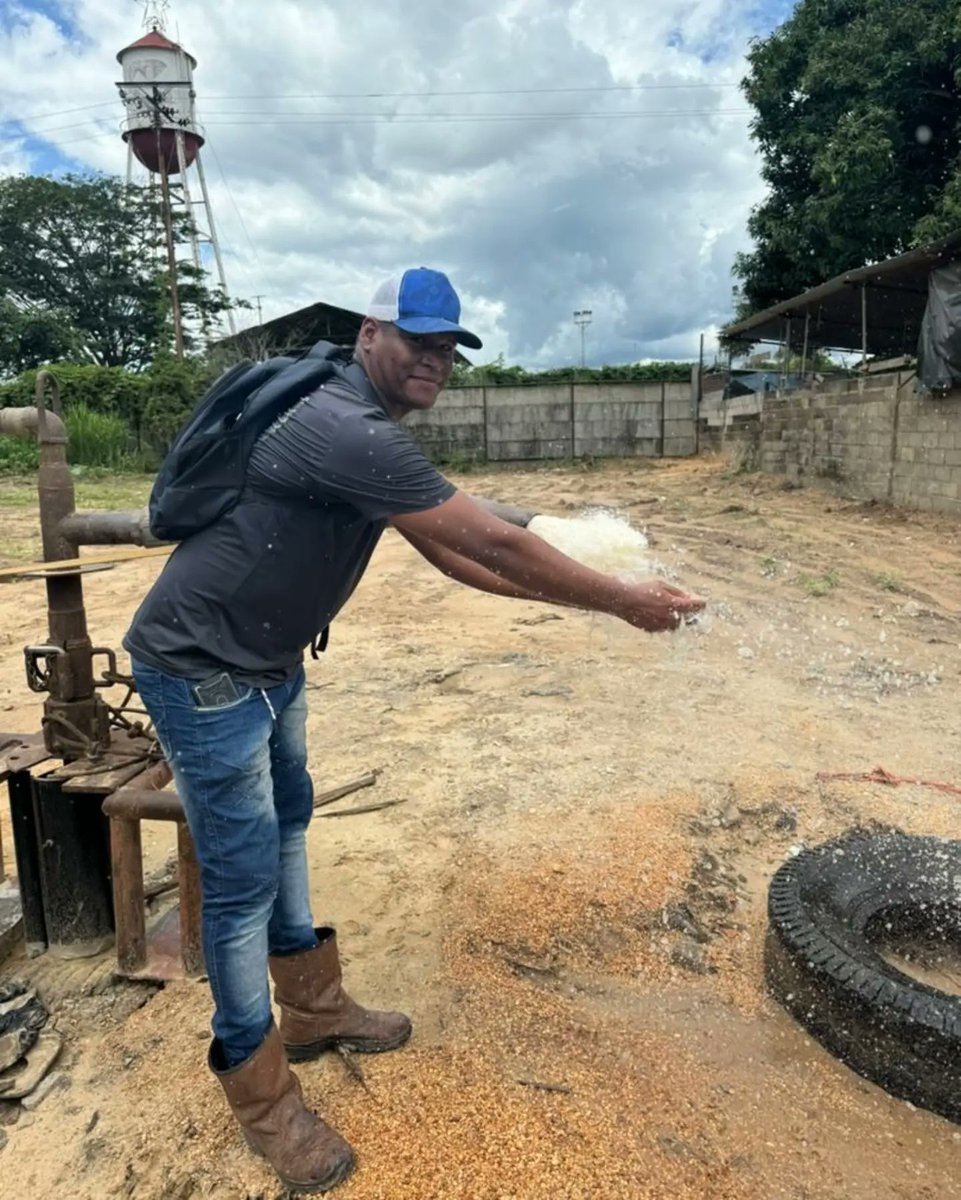 jesusriosanaco's tweet photo. #07Agos| Cuando hacemos las cosas de corazón y en conjunto con los circuitos comunales, lo que viene es agua para diferentes sectores de nuestro municipio Anaco. Seguimos trabajando con amor y esfuerzo para todos nuestros habitantes.
¡Vamos es pa' lante!
Dios me los bendiga 🙏 https://t.co/wbxTJBh45k