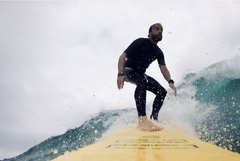 ChapuApaolaza's tweet photo. “El surf no es un estilo de vida: es la vida misma” 

Hay que escribir, pero también hay que vivir.  Esta mañana en la Zurriola. https://t.co/TnoHjNUcGf