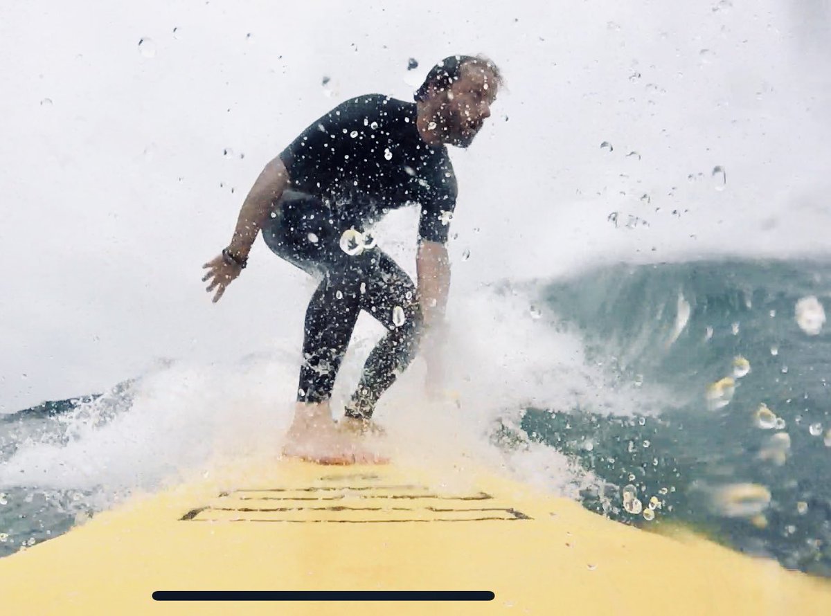 ChapuApaolaza's tweet photo. “El surf no es un estilo de vida: es la vida misma” 

Hay que escribir, pero también hay que vivir.  Esta mañana en la Zurriola. https://t.co/TnoHjNUcGf