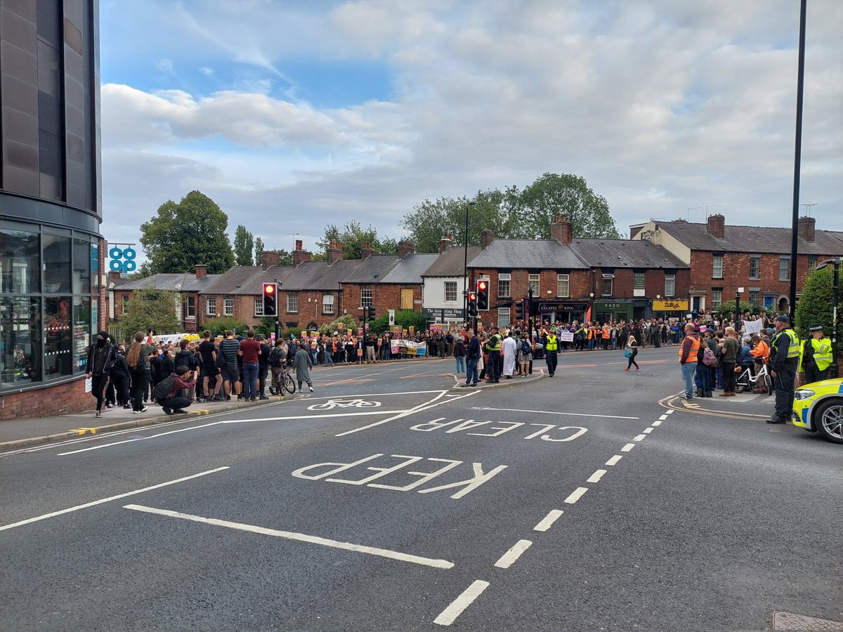 ChkeitaKing's tweet photo. Sheffield does a great unriot.  Well done! #SheffieldIsSuper #SheffieldCityOfSanctuary #FascistsNotWelcome https://t.co/SZSfLBVHc0