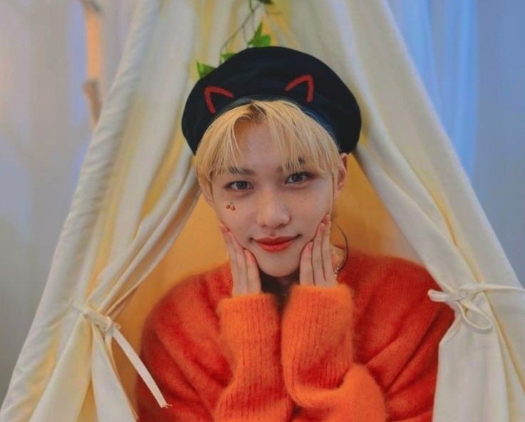 sugar f(r)ee ✦ hyunlix au

okul yılının son senesinde burs arayan felix ve ofisine stajyer arayan hyunjin kendilerini bunun için olabilecek en doğru platformda bulurlar.