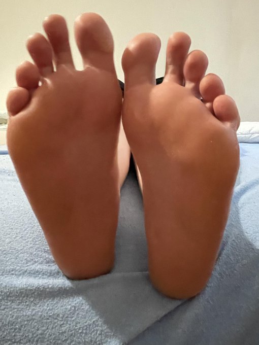 If you'd like to see plenty of pictures of Brianna's huge feet, you can check out my OnlyFans, where<a href="/tag/feet"class="tags"><span>#feet</span></a><a href="/tag/footjob"class="tags"><span>#footjob</span></a><a href="/tag/bigfeetgirls"class="tags"><span>#bigfeetgirls</span></a>