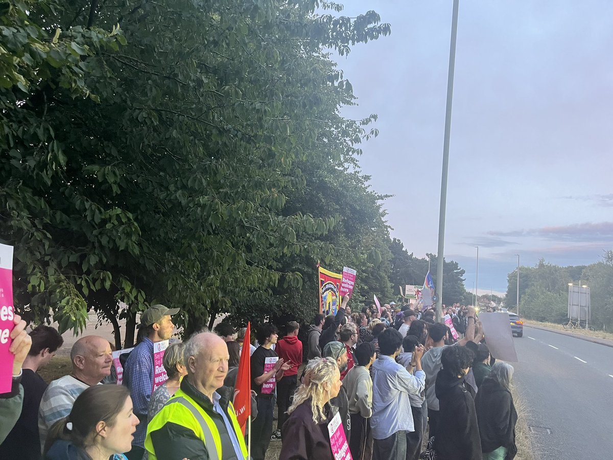 labourlewis's tweet image. We are the many.
They are the few.
Solidarity to everyone standing up against the racists and fascists ❤️❤️❤️