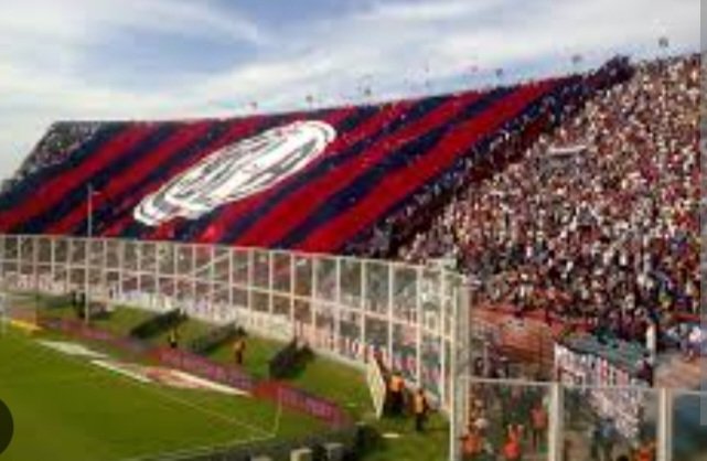 Lo tremendamente grandes q son las populares del Gasometro.
Miren el Telón, ocupa toda la popu en cancha del Rojo y Estudiantes y la mitad en el Gasometro