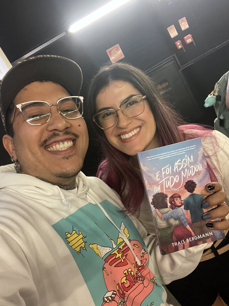 _literapOc's tweet photo. @AstralCultural @thaisbergmann Teve sessões de autógrafos, fofoca e muito bate papo sobre livros e eu amei demais!

Obrigado à todos!
@divulganacional 
@giuliappaim 
@thaisbergmann 
@Crem0za https://t.co/sGcLZETvov