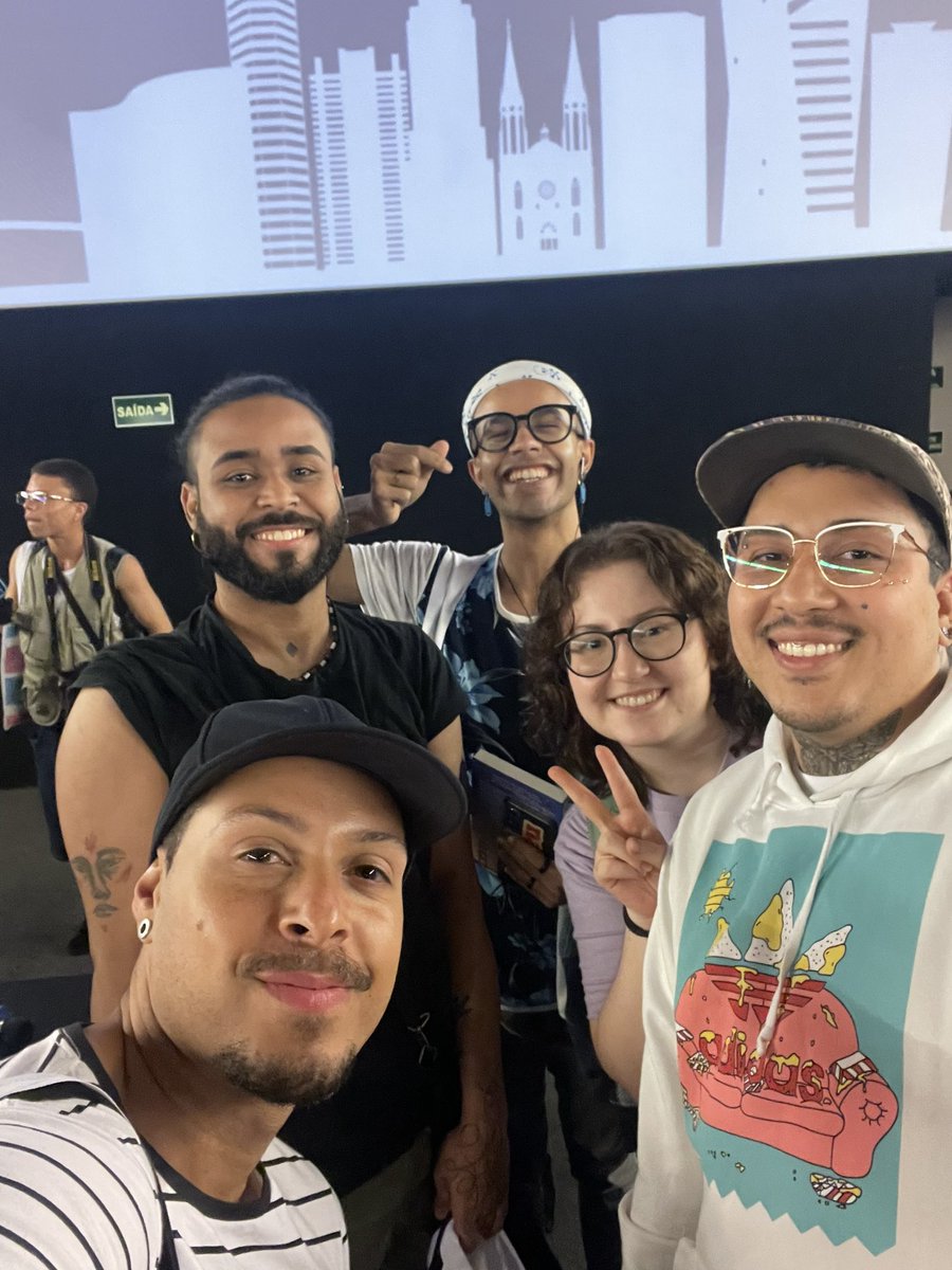 _literapOc's tweet photo. @AstralCultural @thaisbergmann Teve sessões de autógrafos, fofoca e muito bate papo sobre livros e eu amei demais!

Obrigado à todos!
@divulganacional 
@giuliappaim 
@thaisbergmann 
@Crem0za https://t.co/sGcLZETvov