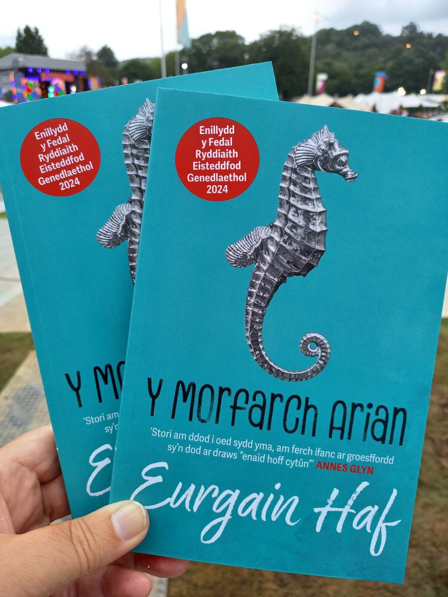 ￼✨Llongyfarchiadau gwresog i Eurgain Haf, enillydd Medal Ryddiaith Eisteddfod Rhondda Cynon Taf 2024, gyda'r gyfrol Y Morfarch Arian.

￼📚Ar gael nawr ar y maes, neu o’ch siop lyfrau leol.

#Steddfod24 #CefnogiSiopauLlyfrau