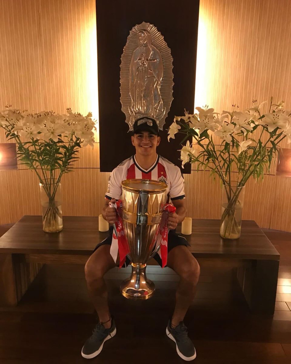 Aquí he podido experimentar todos los sentimientos que pueden existir, pero sin duda alguna el mayor y más grande es la FELICIDAD por estar en el mejor equipo, mis CHIVAS ♥️🤍🐐 el equipo al cuál siempre me faltará tiempo para devolver tanto. 

2/3