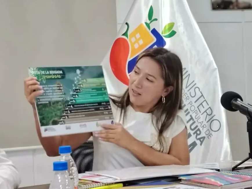ciara_minppau's tweet photo. Ministra @jhoagaby encabezó encuentro con directores, gerentes y coordinadores de la #FundaciónCiara para fortalecer la #AgriculturaUrbana
🌱Se revisaron proyectos y se trazaron estrategias para impulsar la producción de alimentos en nuestro país
#JusticiaSoberana
@NicolasMaduro https://t.co/QC8GaCoFxF